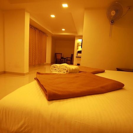 Temple Plaza Kochi Hotel Chottanikara Ngoại thất bức ảnh