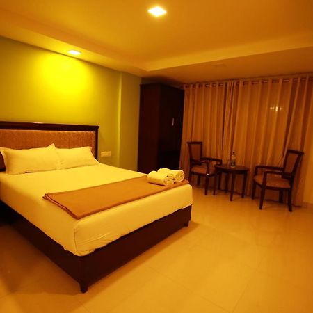 Temple Plaza Kochi Hotel Chottanikara Ngoại thất bức ảnh