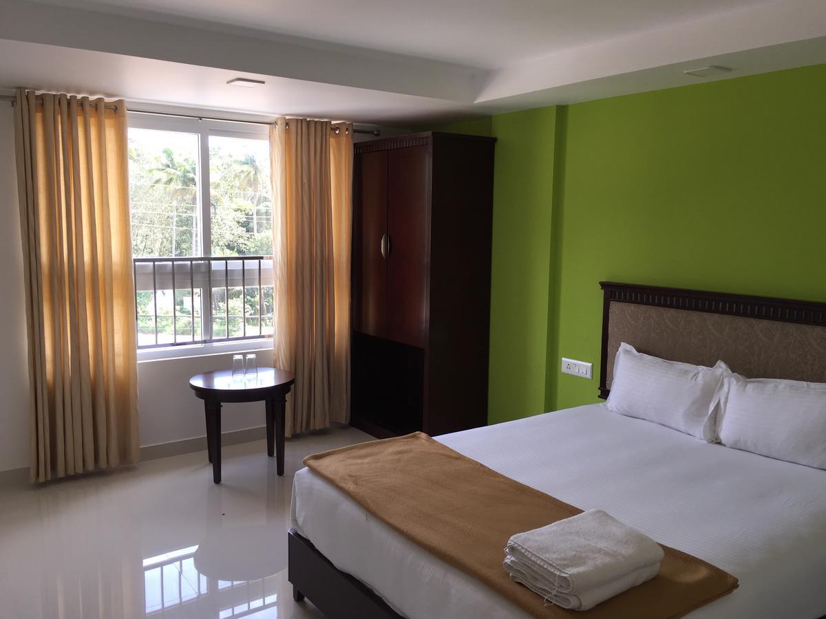 Temple Plaza Kochi Hotel Chottanikara Ngoại thất bức ảnh