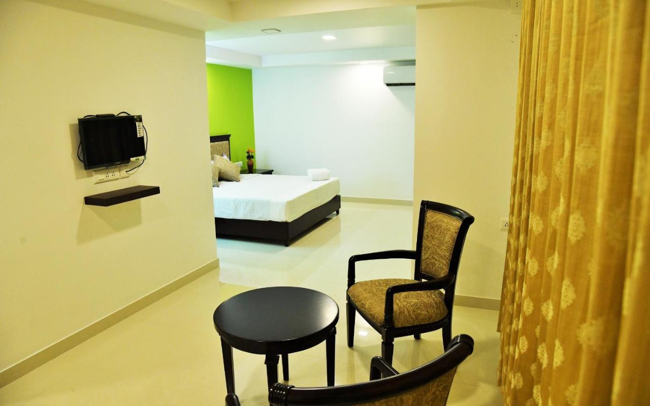 Temple Plaza Kochi Hotel Chottanikara Ngoại thất bức ảnh