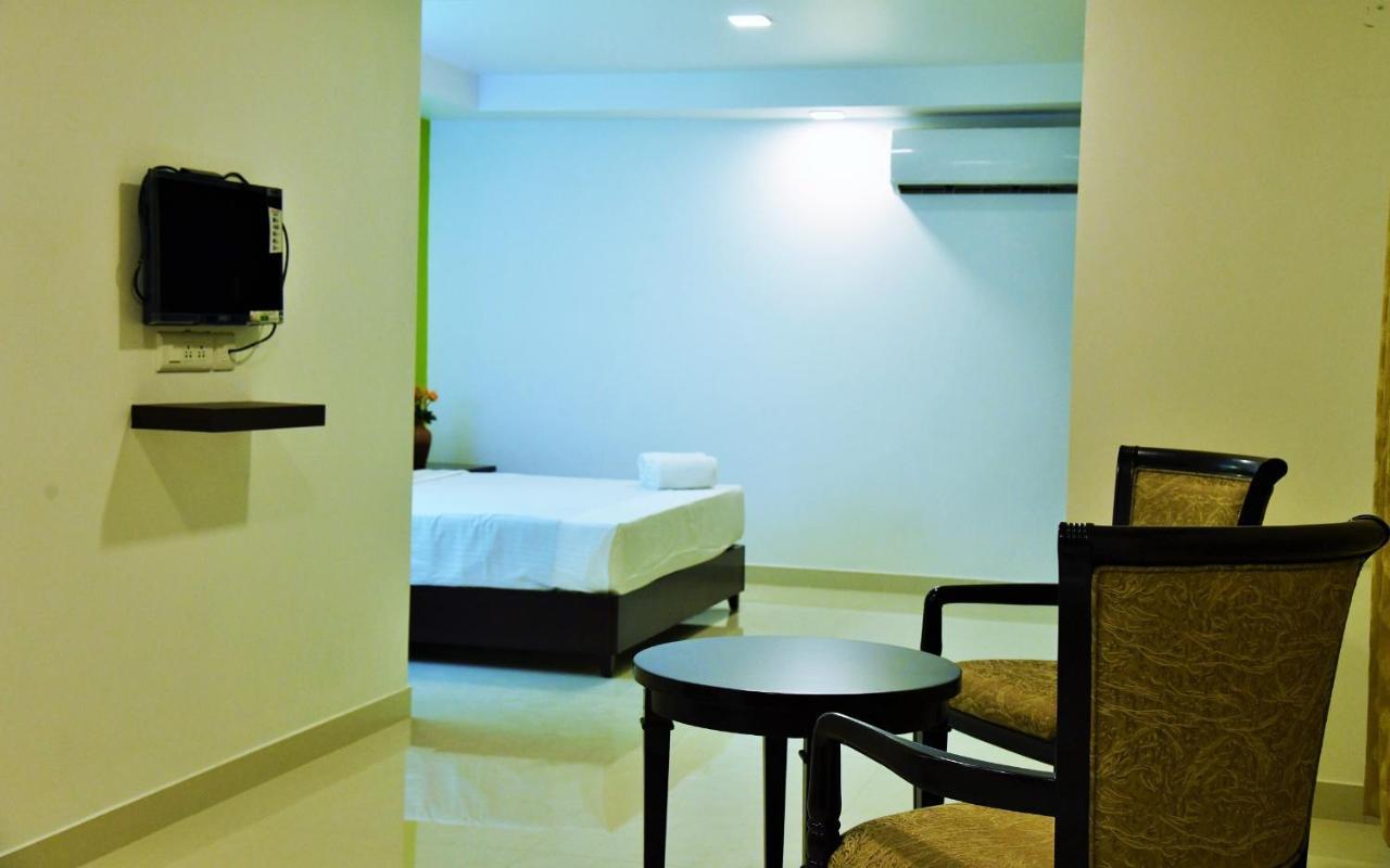 Temple Plaza Kochi Hotel Chottanikara Ngoại thất bức ảnh