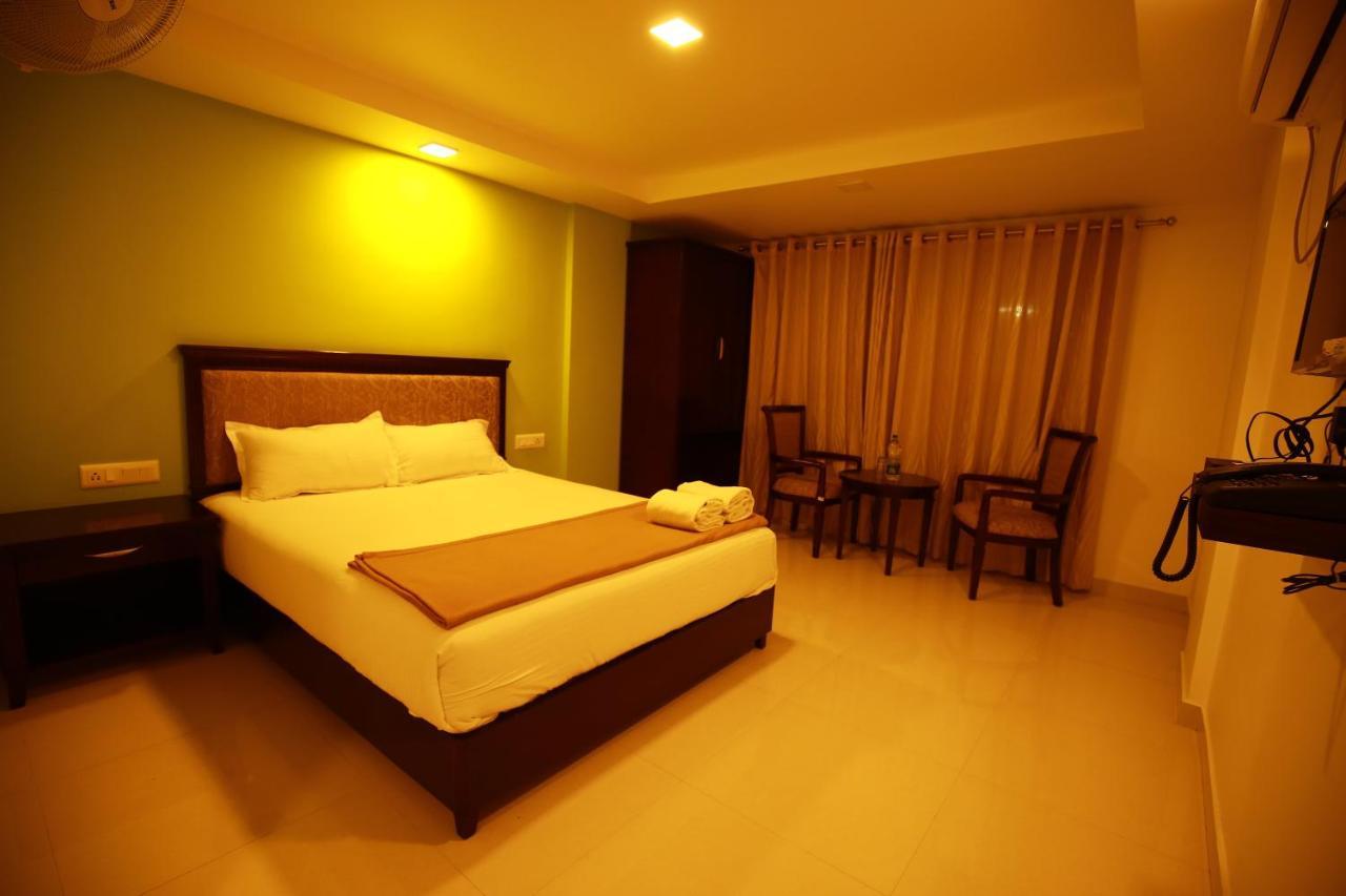 Temple Plaza Kochi Hotel Chottanikara Ngoại thất bức ảnh