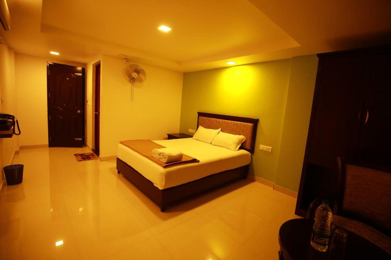 Temple Plaza Kochi Hotel Chottanikara Ngoại thất bức ảnh